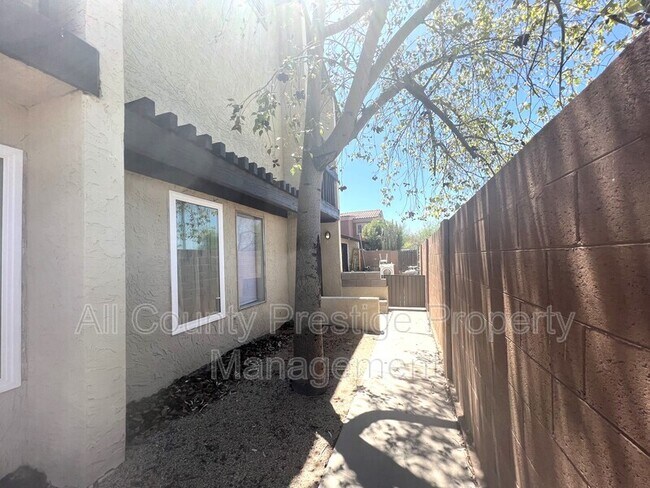 2425 E Waltann Ln Phoenix, AZ 85032 photo 3