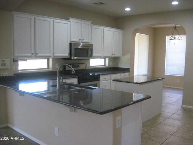 12616 W Blackstone Ln Peoria, AZ 85383 photo 4