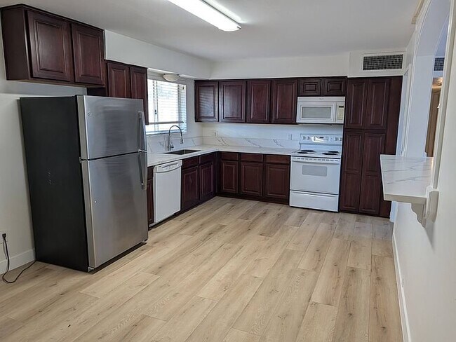 1242 W 9th St photo 3