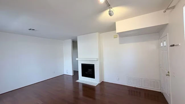10878 Sabre Hill Dr San Diego, CA 92128 photo 2