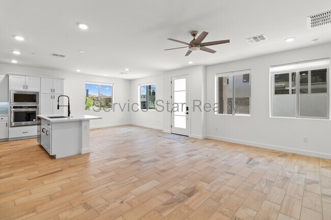 2121 W Sonoran Desert Dr Phoenix, AZ 85085 photo 3