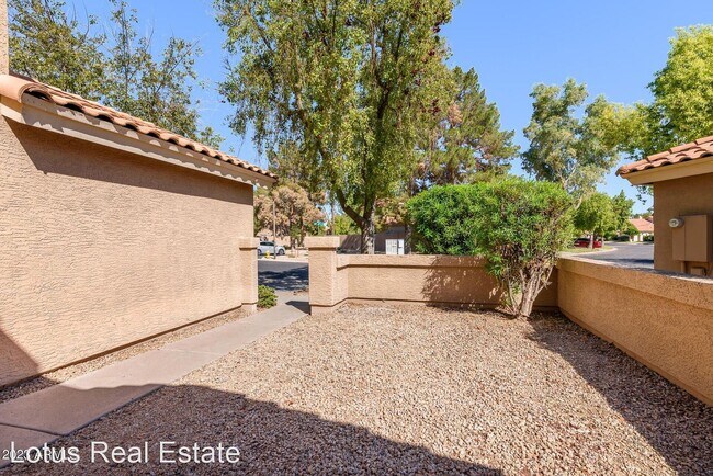 8890 S Grandview Dr Tempe, AZ 85284 photo 2