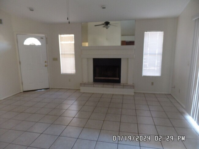 8041 W Paradise Dr Peoria, AZ 85345 photo 4