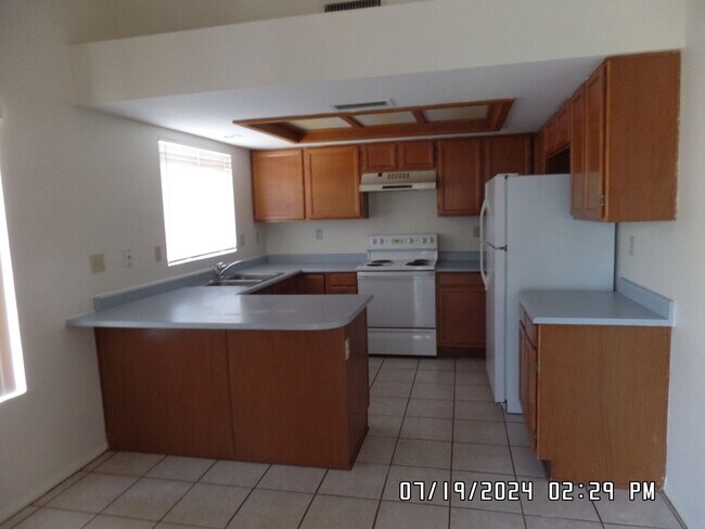 8041 W Paradise Dr Peoria, AZ 85345 photo 2