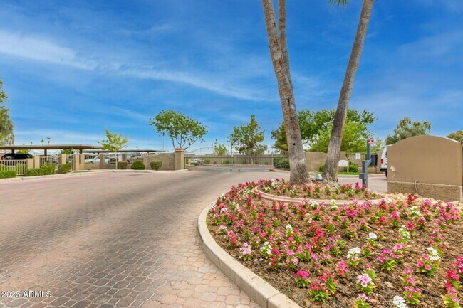 2929 W Yorkshire Dr Phoenix, AZ 85027 photo 2