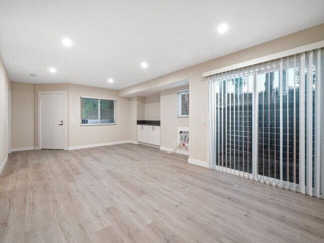Sunset Cliffs Apartments photo 5
