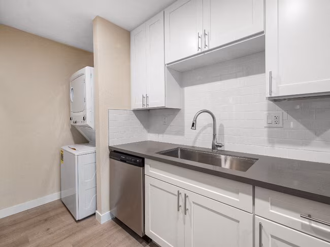 Sunset Cliffs Apartments photo 2