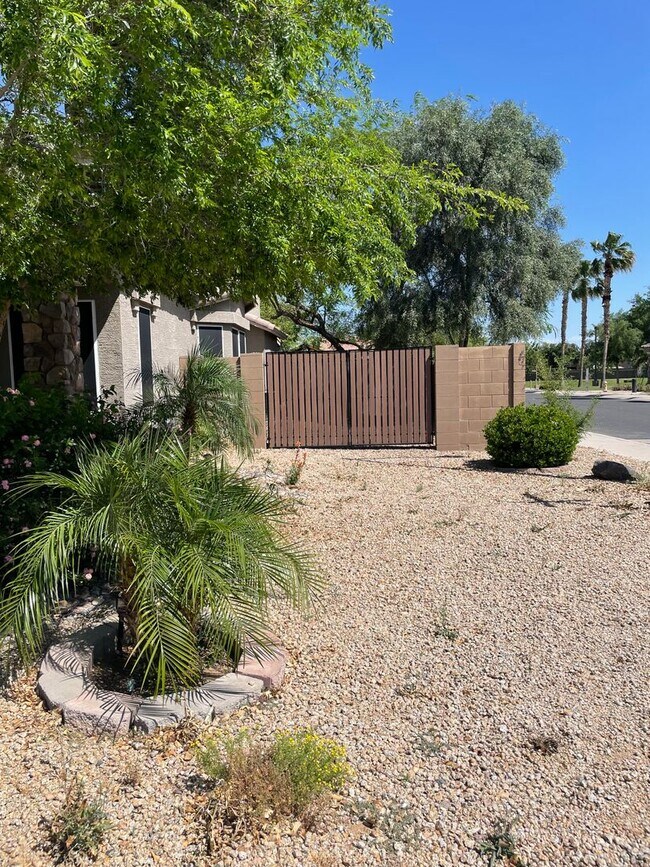 15410 W Mercer Ln Surprise, AZ 85379 photo 2