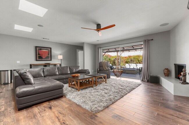 3000 Azahar St Carlsbad, CA 92009 photo 2