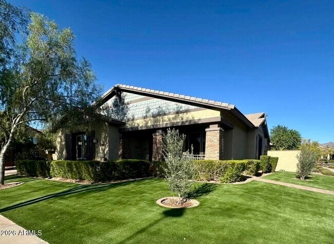 3428 N Acacia Way