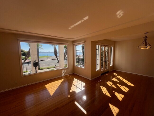 3516 Crown Point Dr San Diego, CA 92109