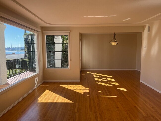 3516 Crown Point Dr San Diego, CA 92109 photo 2