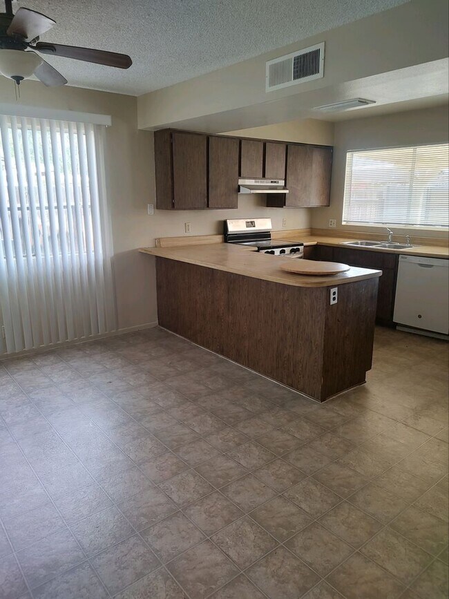 321 W Palomino Dr Chandler, AZ 85225 photo 3