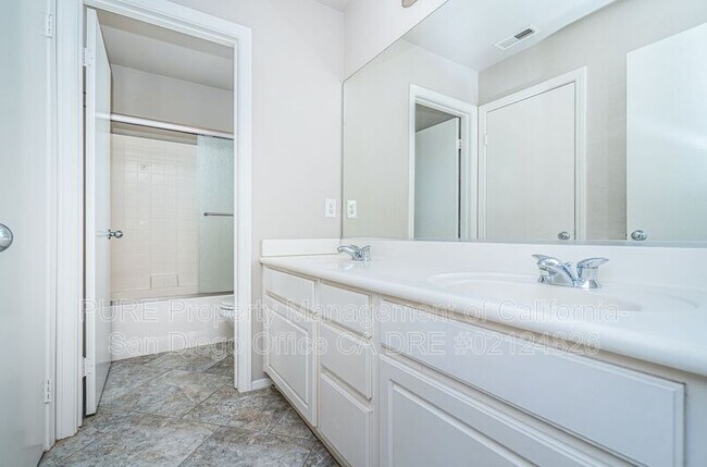 890 Yosemite Dr Chula Vista, CA 91914 photo 2