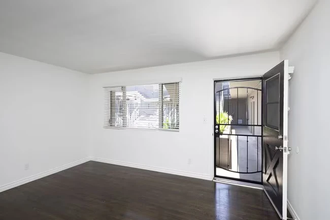 Talmadge Pacific Apartments photo 4