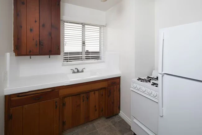 Talmadge Pacific Apartments photo 3