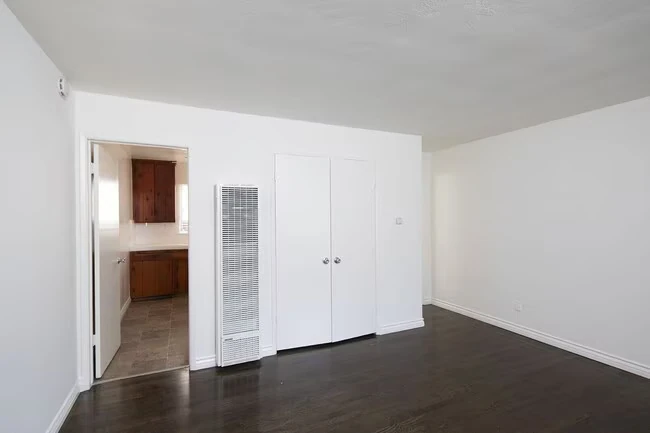 Talmadge Pacific Apartments photo 2