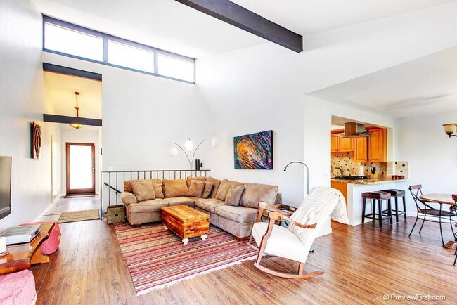 678 Hygeia Ave Encinitas, CA 92024 photo 2