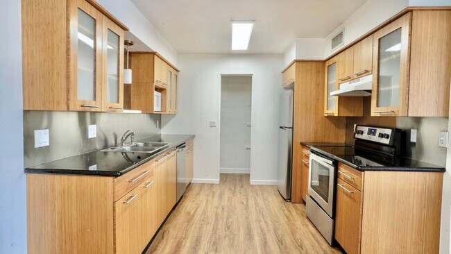 1136 W 9th St photo 2