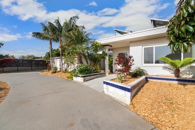 608 N Rios Ave Solana Beach, CA 92075 photo 2