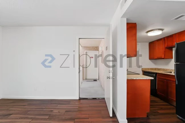 Unit 602 photo 4