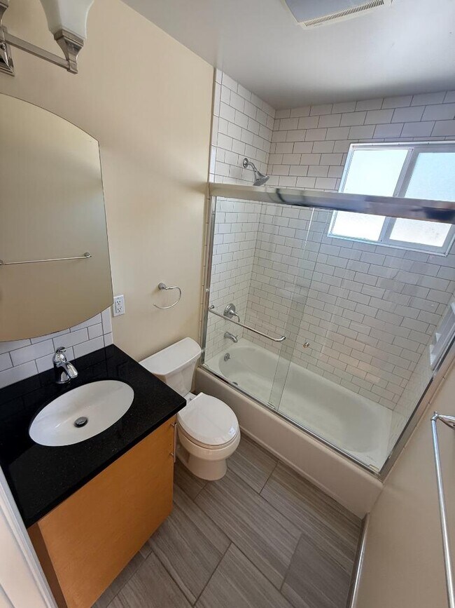 236 Lauren Ave photo 2
