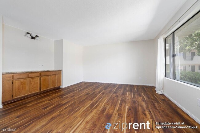 4275 Asher St San Diego, CA 92110 photo 2