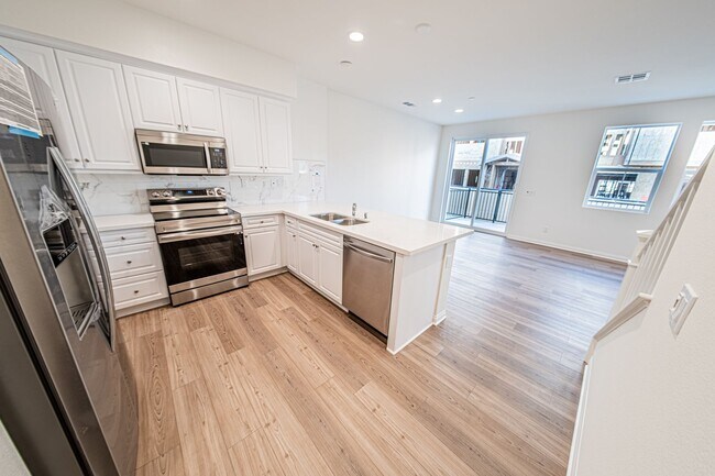 10733 Graphite St photo 4