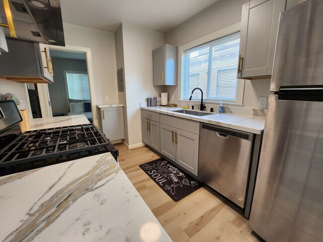 517 66th St Oakland, CA 94609 photo 5