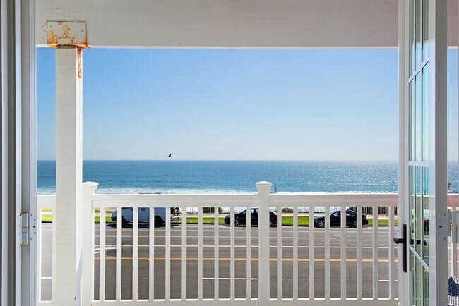 3690 Carlsbad Blvd Carlsbad, CA 92008 photo 2
