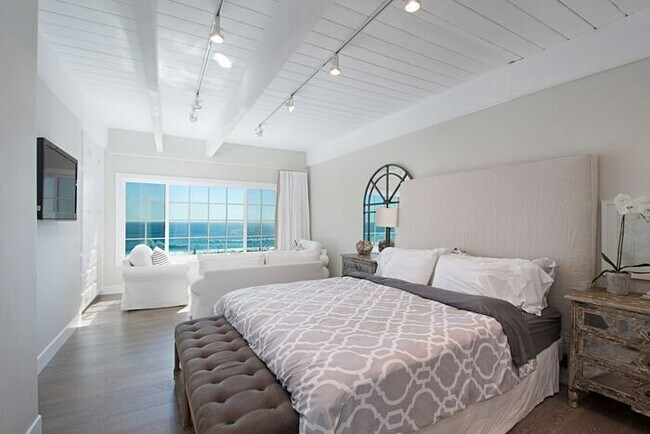 3690 Carlsbad Blvd Carlsbad, CA 92008 photo 5
