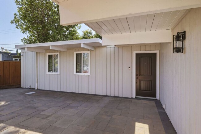 2563 Greer Rd Palo Alto, CA 94303 photo 2