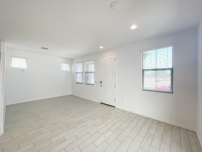 4239 S 58th Ln Phoenix, AZ 85043 photo 3