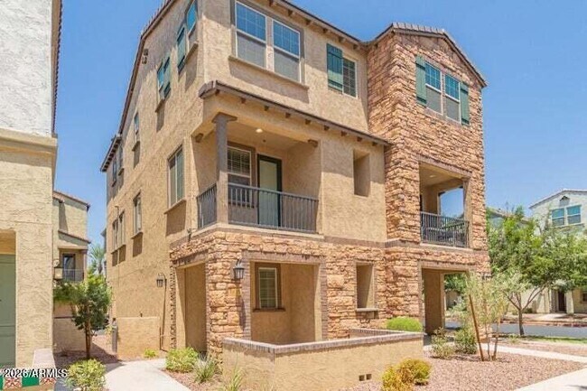 1635 E Dogwood Ln photo 2