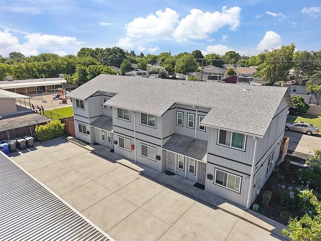2388 Parker Ave photo 2
