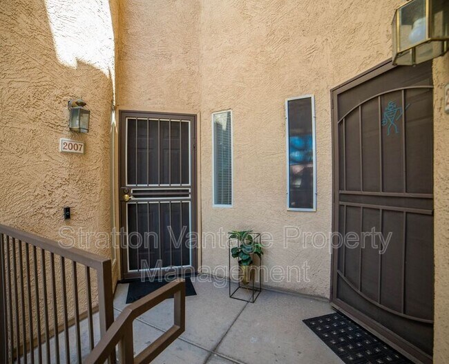10410 N Cave Creek Rd Phoenix, AZ 85020 photo 4