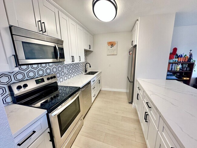 3050 Rue D’Orleans San Diego, CA 92110 photo 2