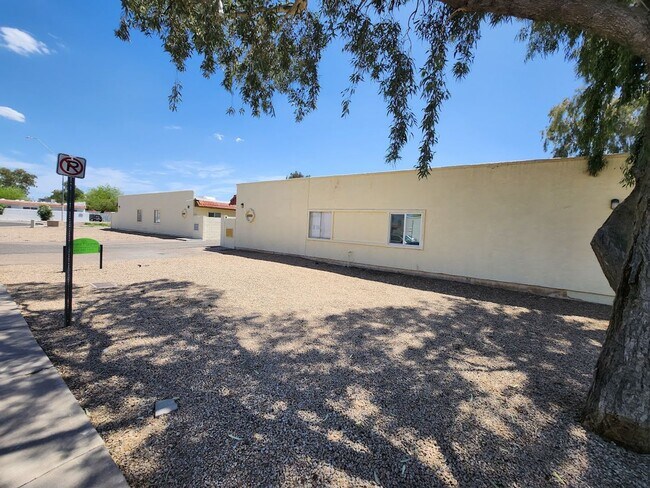2725 E Tierra Buena Ln Phoenix, AZ 85032 photo 2