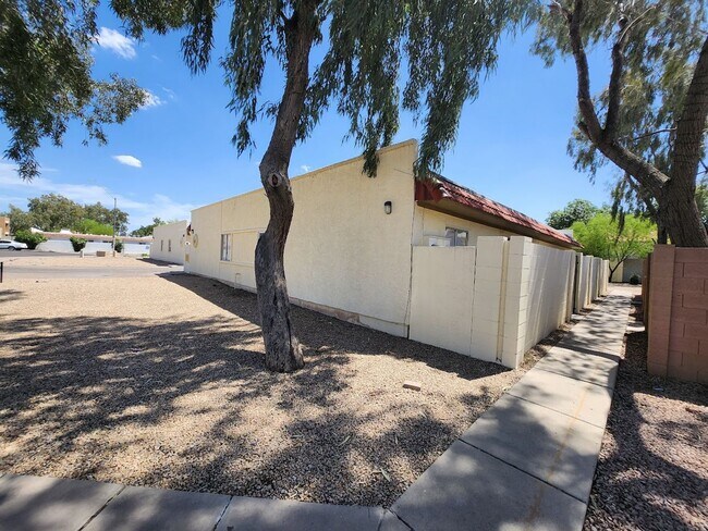 2725 E Tierra Buena Ln Phoenix, AZ 85032