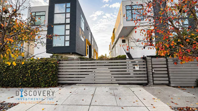 Modern Split Level Home photo 2