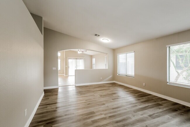 1079 E Yuma Ave photo 5