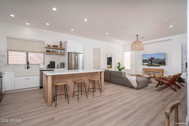 4707 E Robin Ln Phoenix, AZ 85050 photo 2