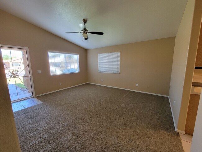 7405 W Eugie Ave Peoria, AZ 85381 photo 2