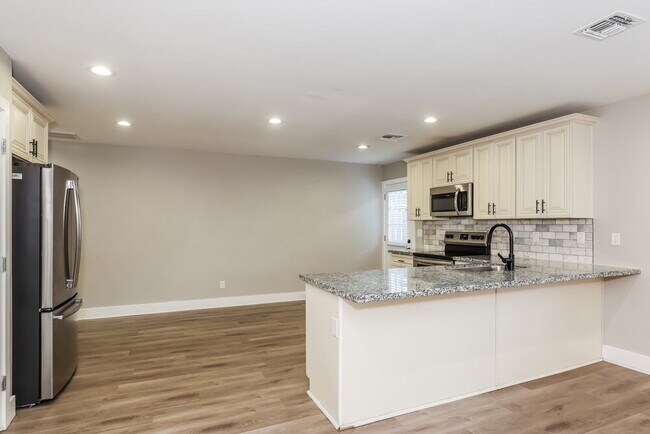 2321 W Mobile Ln Phoenix, AZ 85041 photo 5