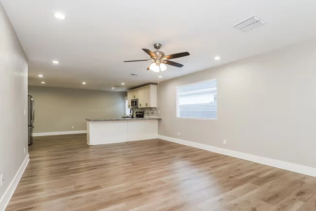 2321 W Mobile Ln Phoenix, AZ 85041 photo 4