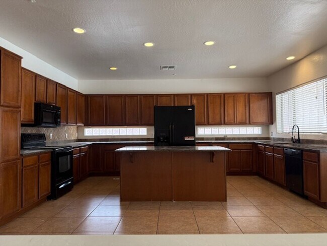 9556 W Blue Sky Dr Peoria, AZ 85383 photo 3