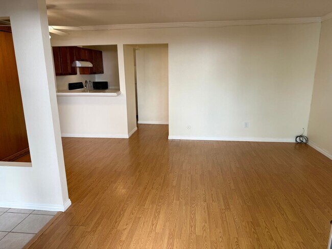 3266 Ashford St San Diego, CA 92111 photo 2