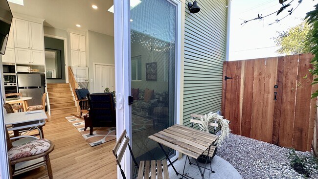 844 52nd St Oakland, CA 94608 photo 3