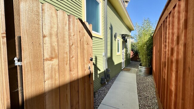 844 52nd St Oakland, CA 94608
