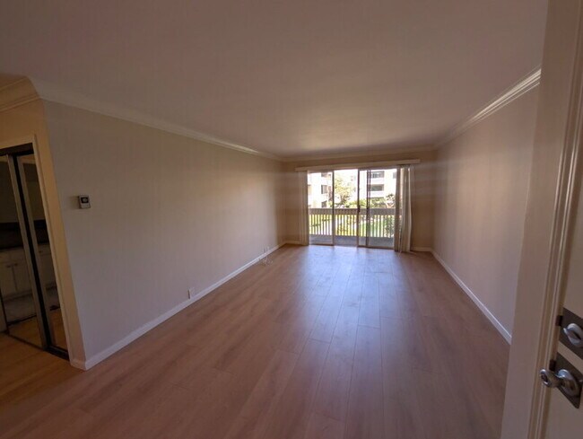 1855 Diamond St San Diego, CA 92109 photo 2